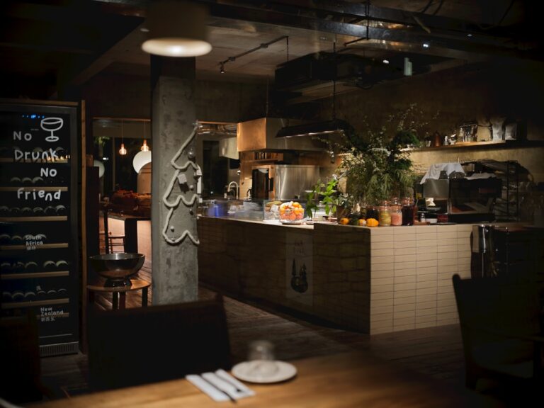 Kitchen display system in restaurant